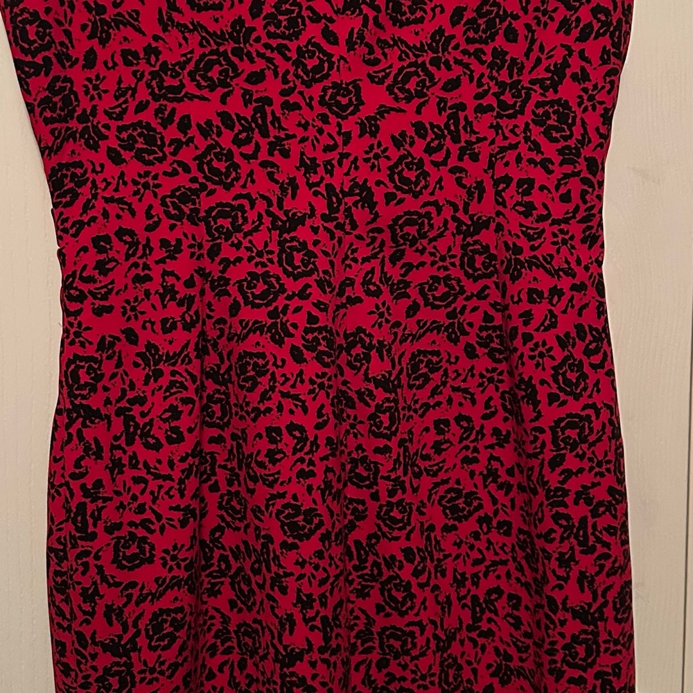 Chic Red and Black Patterned Dress - Picture 2 of 6